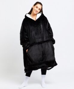 Alternative view of An all-black hooded uppari