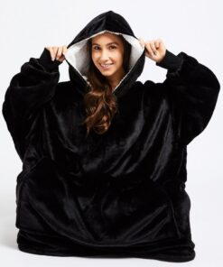 An all-black hooded uppari