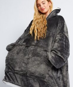 Alternative view of An all-grey hooded uppari