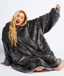 An all-grey hooded uppari