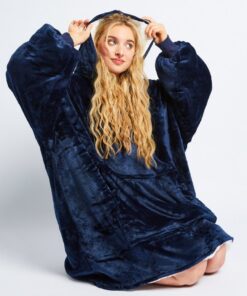 An all-navy hooded uppari