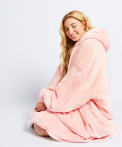 An all-pink hooded uppari